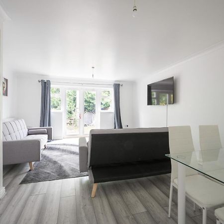 Maidstone Villa 3 Bedroom Free Sports Channels,Parking Sleeps 7 Exterior photo