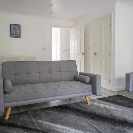 Maidstone Villa 3 Bedroom Free Sports Channels,Parking Sleeps 7 Exterior photo