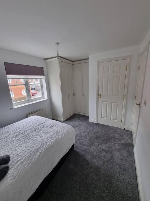 Maidstone Villa 3 Bedroom Free Sports Channels,Parking Sleeps 7 Exterior photo
