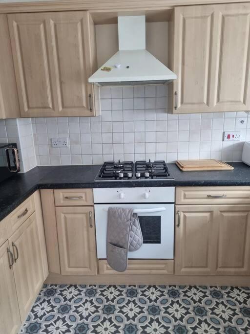 Maidstone Villa 3 Bedroom Free Sports Channels,Parking Sleeps 7 Exterior photo