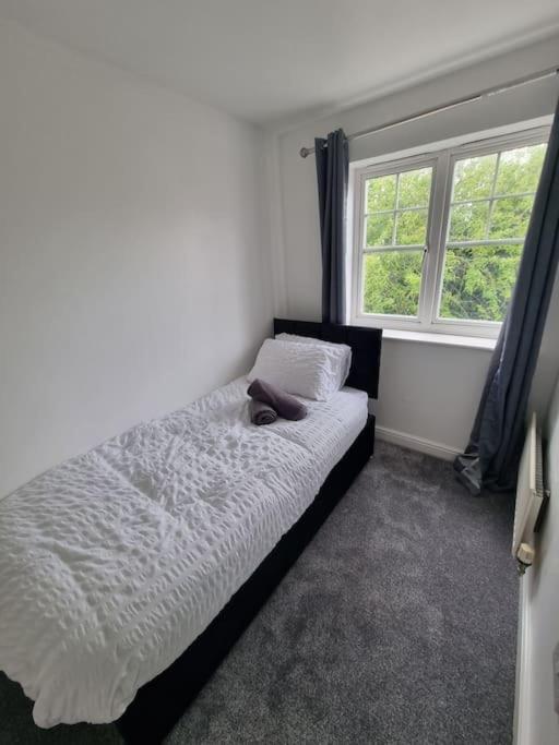 Maidstone Villa 3 Bedroom Free Sports Channels,Parking Sleeps 7 Exterior photo