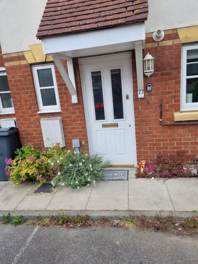 Maidstone Villa 3 Bedroom Free Sports Channels,Parking Sleeps 7 Exterior photo