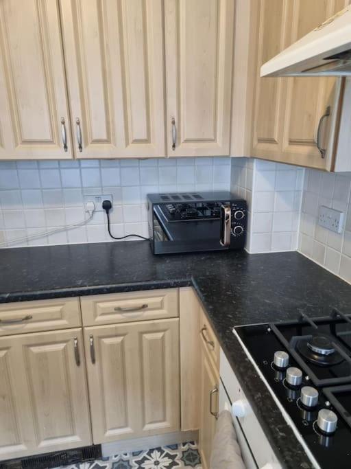 Maidstone Villa 3 Bedroom Free Sports Channels,Parking Sleeps 7 Exterior photo