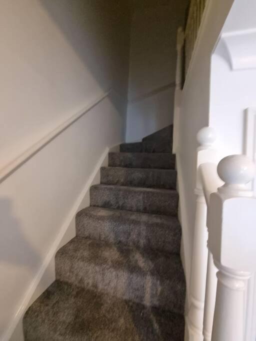 Maidstone Villa 3 Bedroom Free Sports Channels,Parking Sleeps 7 Exterior photo