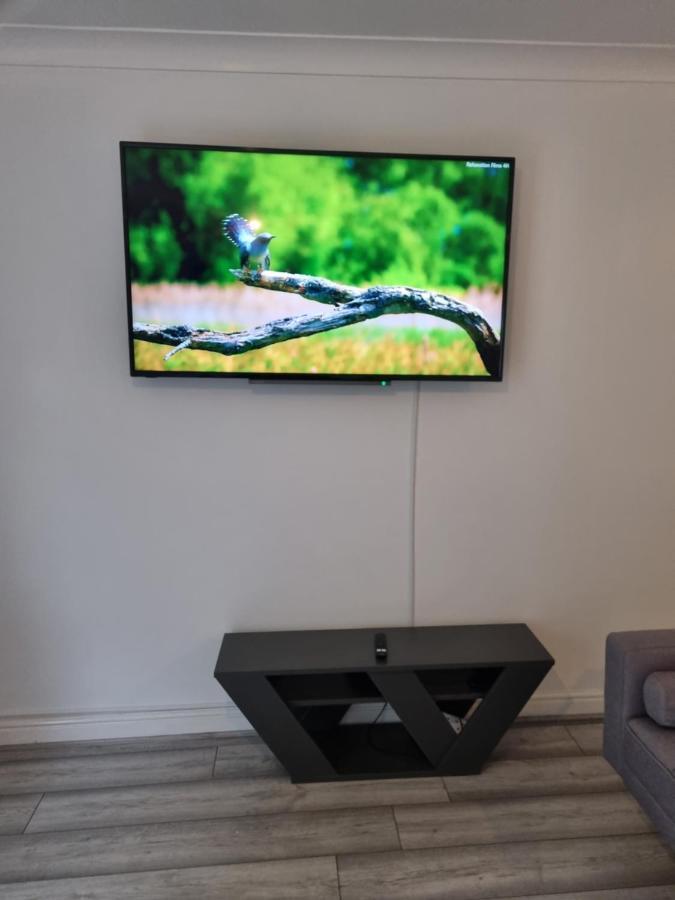 Maidstone Villa 3 Bedroom Free Sports Channels,Parking Sleeps 7 Exterior photo