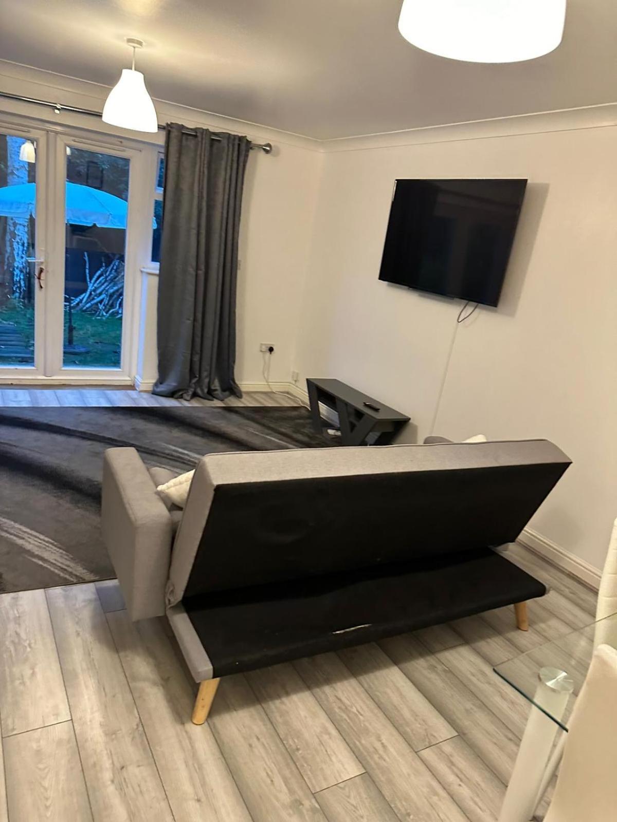 Maidstone Villa 3 Bedroom Free Sports Channels,Parking Sleeps 7 Exterior photo