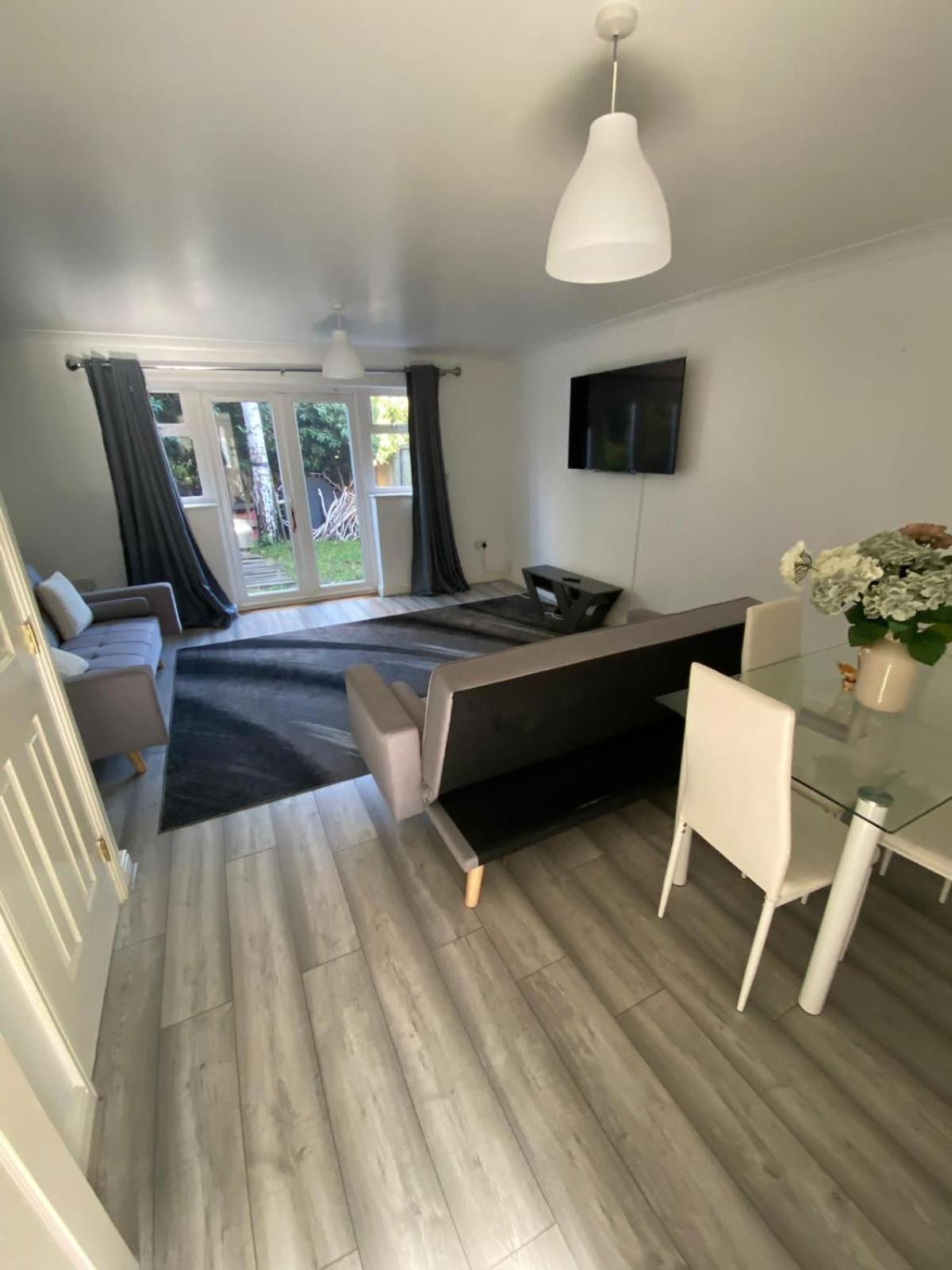 Maidstone Villa 3 Bedroom Free Sports Channels,Parking Sleeps 7 Exterior photo