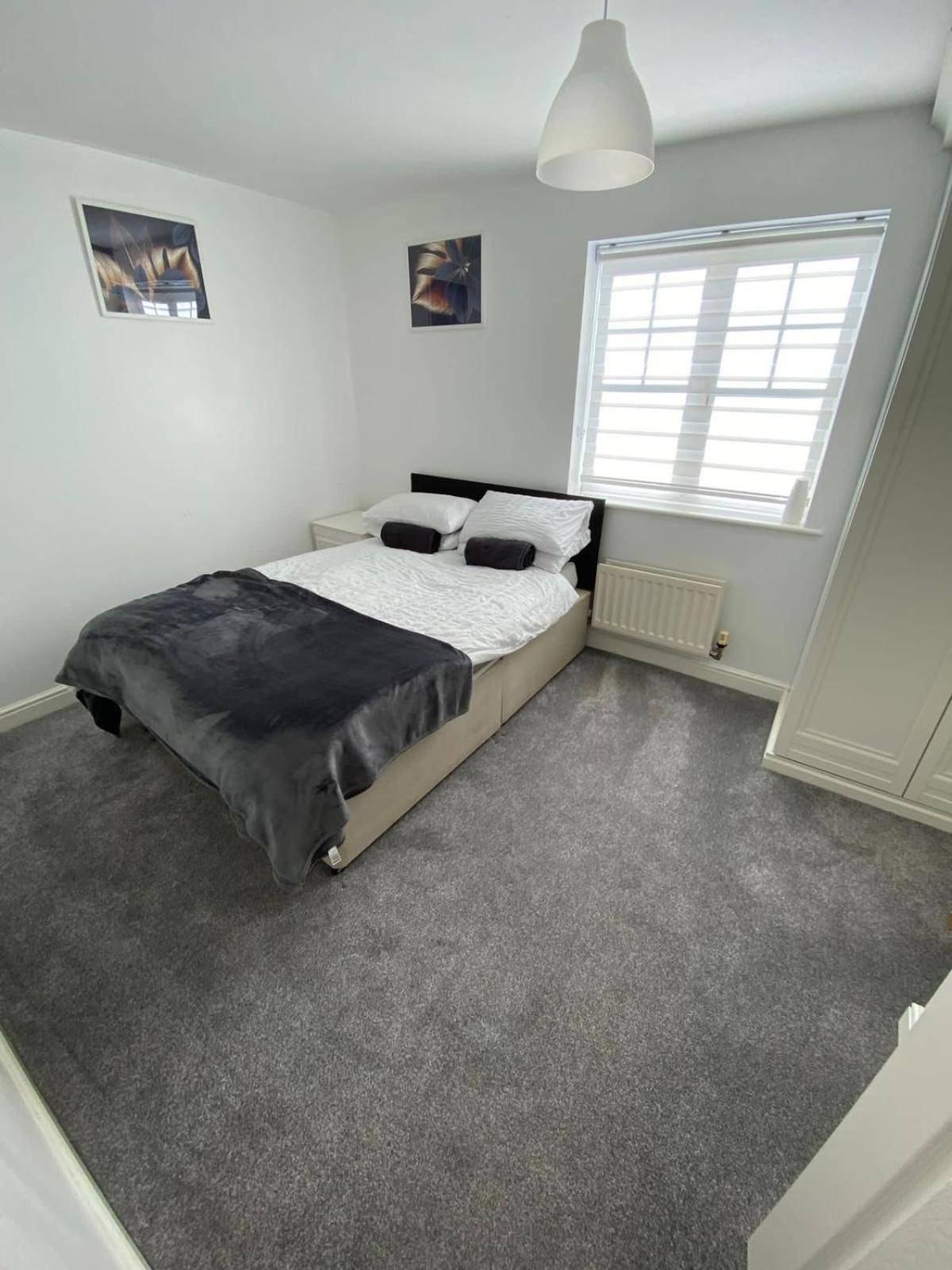 Maidstone Villa 3 Bedroom Free Sports Channels,Parking Sleeps 7 Exterior photo