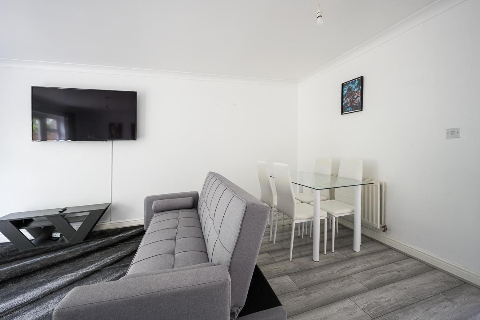Maidstone Villa 3 Bedroom Free Sports Channels,Parking Sleeps 7 Exterior photo