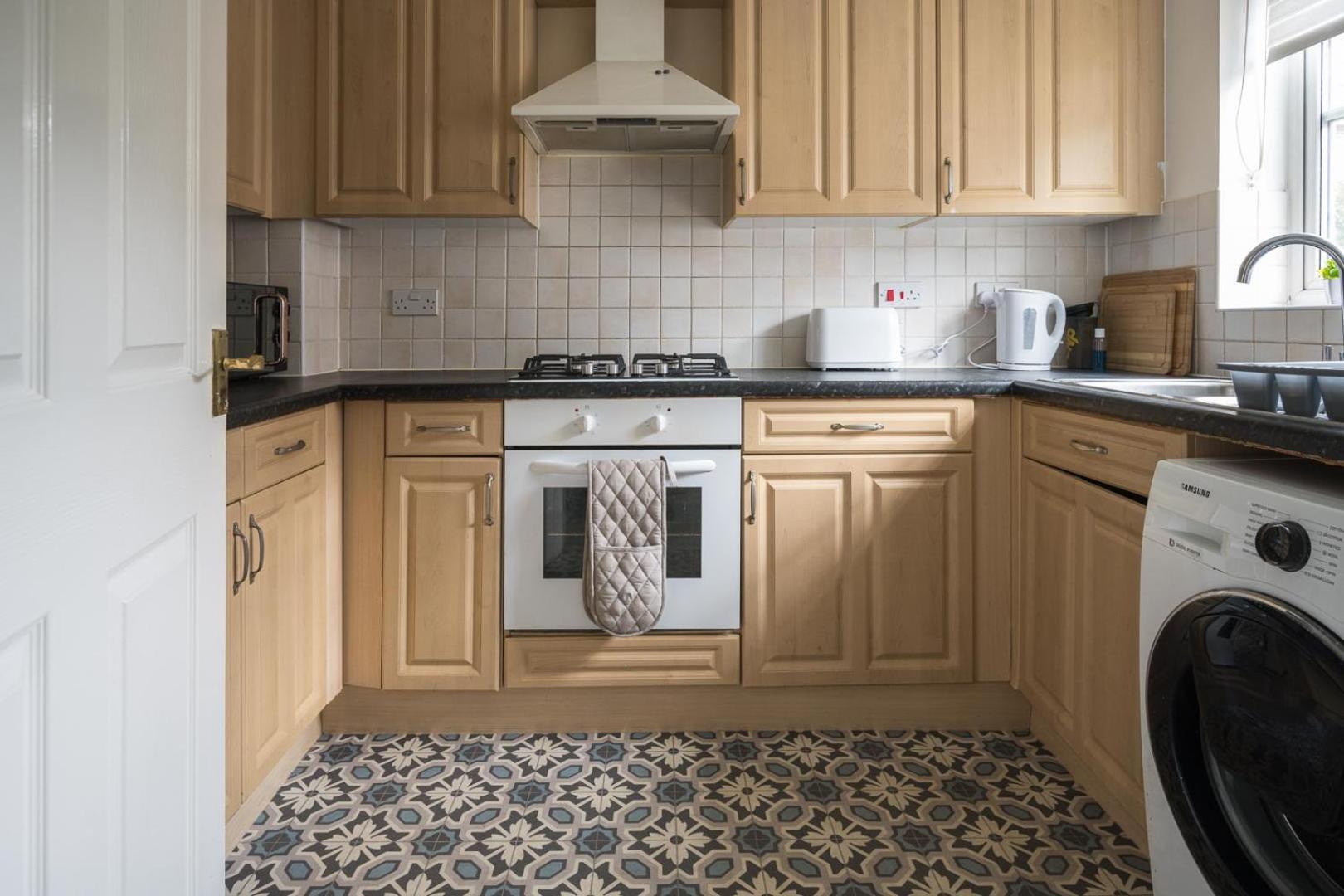 Maidstone Villa 3 Bedroom Free Sports Channels,Parking Sleeps 7 Exterior photo