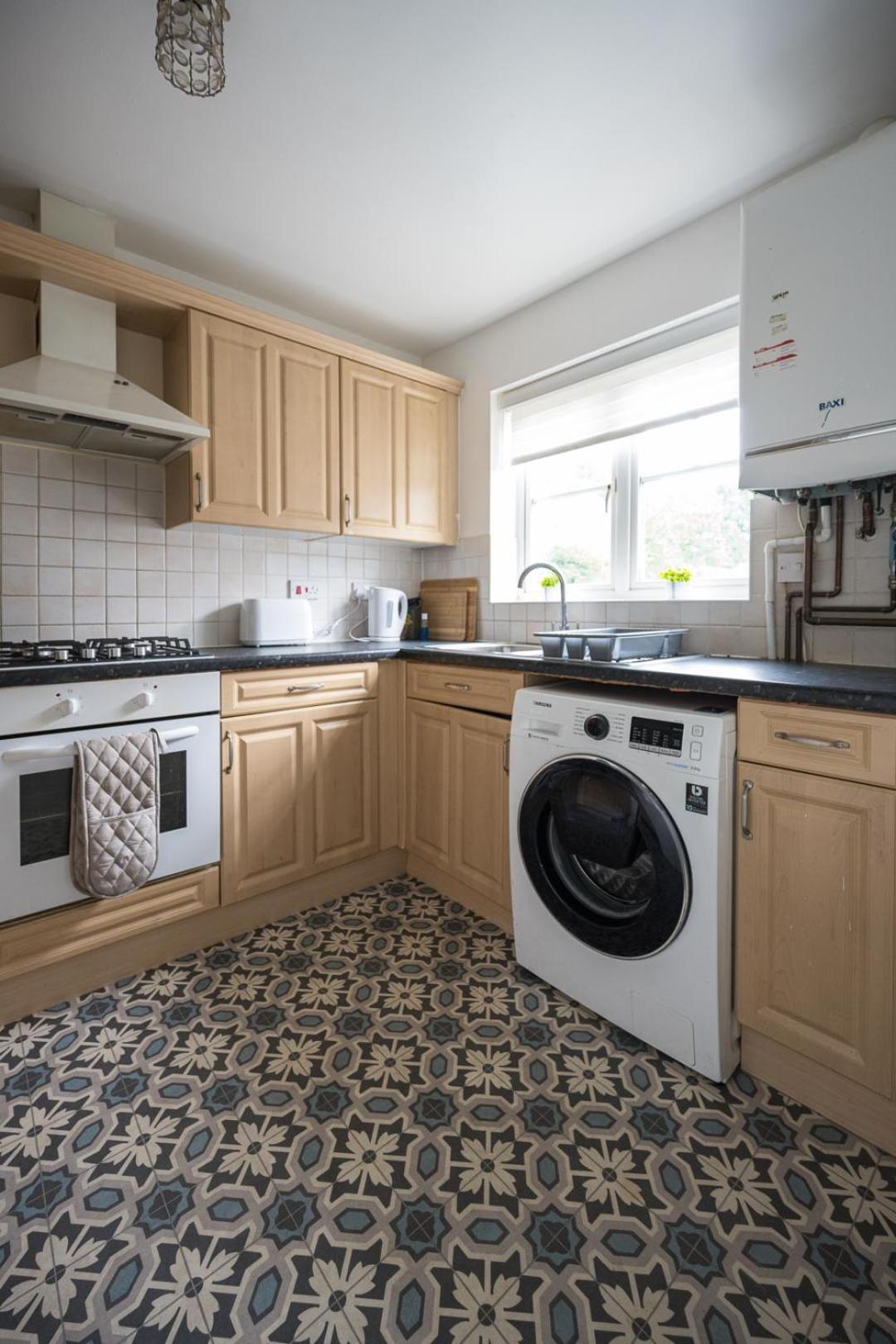 Maidstone Villa 3 Bedroom Free Sports Channels,Parking Sleeps 7 Exterior photo
