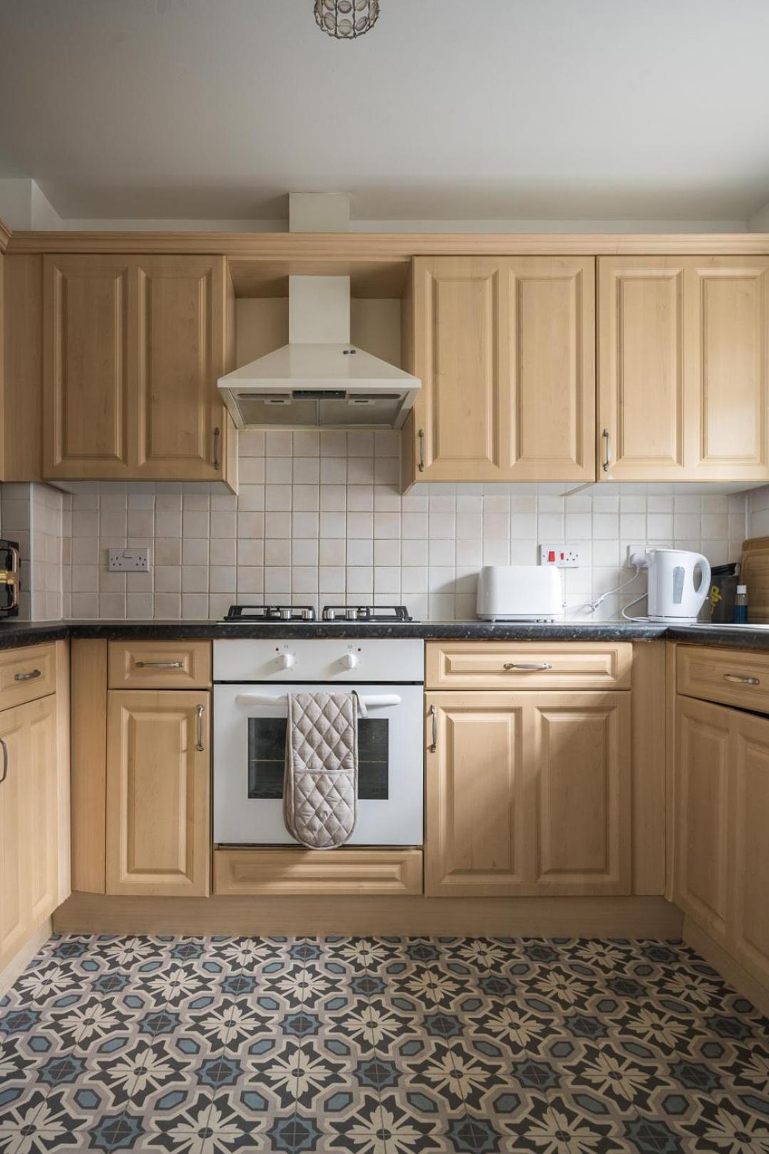 Maidstone Villa 3 Bedroom Free Sports Channels,Parking Sleeps 7 Exterior photo