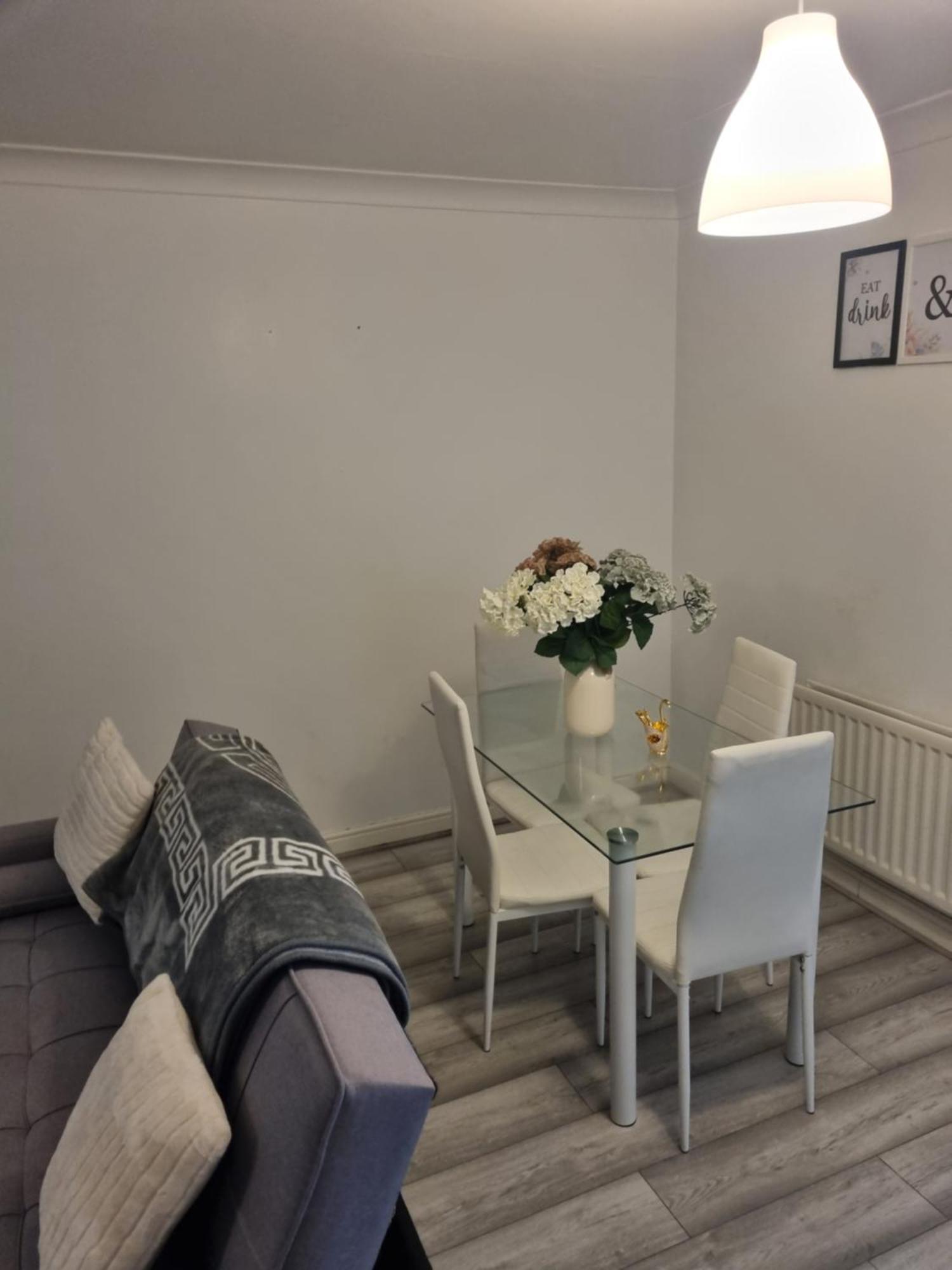 Maidstone Villa 3 Bedroom Free Sports Channels,Parking Sleeps 7 Exterior photo