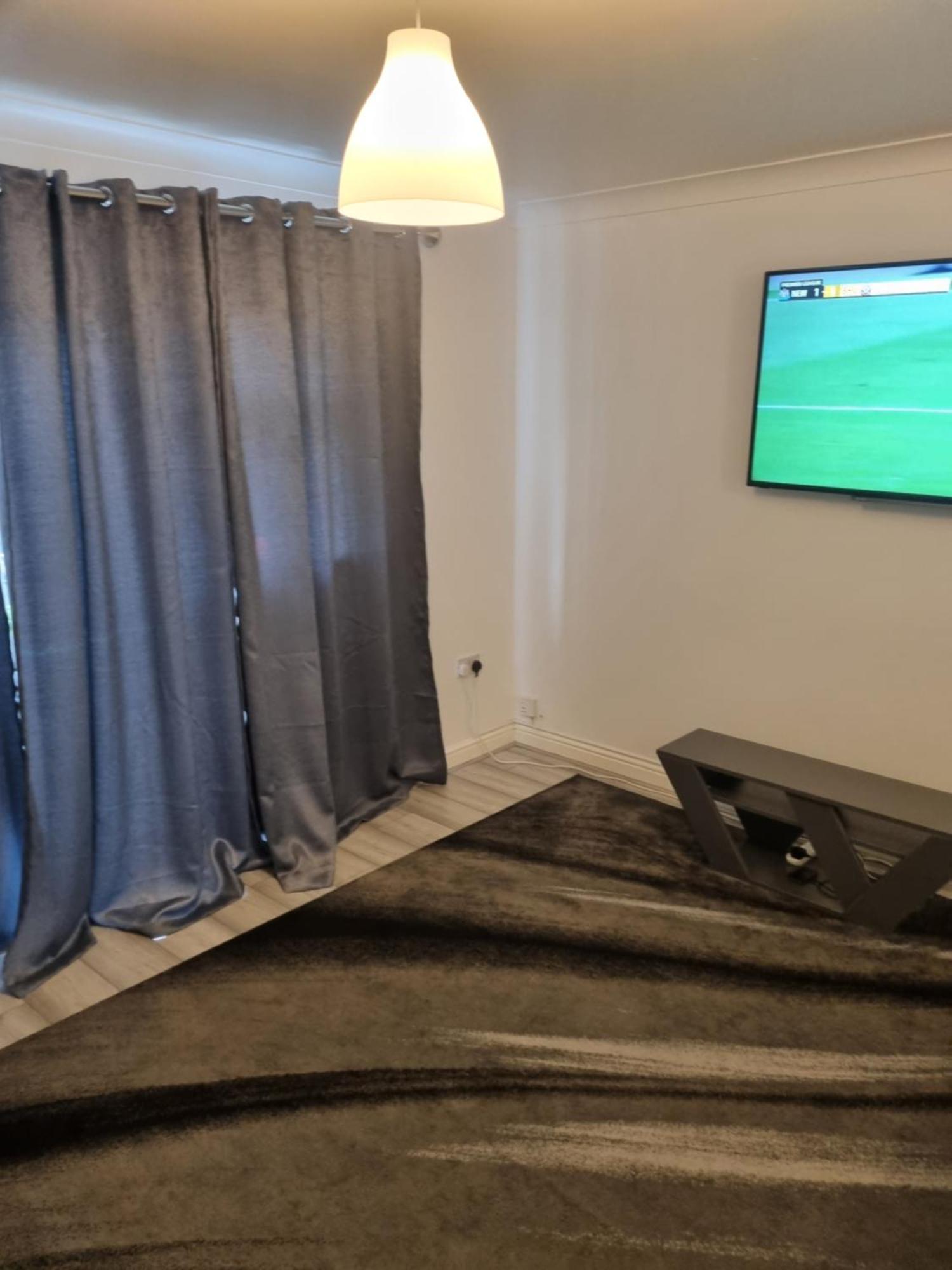 Maidstone Villa 3 Bedroom Free Sports Channels,Parking Sleeps 7 Exterior photo